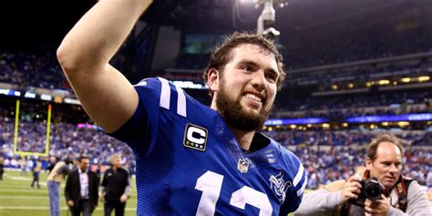 Naked Andrew Luck Accidentally Photobombed Pat McAfees。